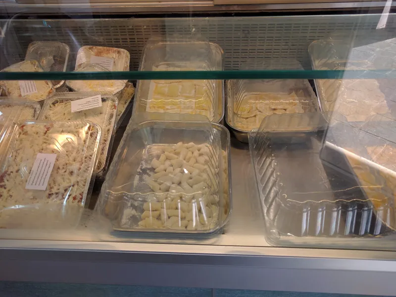 Il banco frigo con vaschette di gnocchi, ravioli e lasagne pronte da cuocere