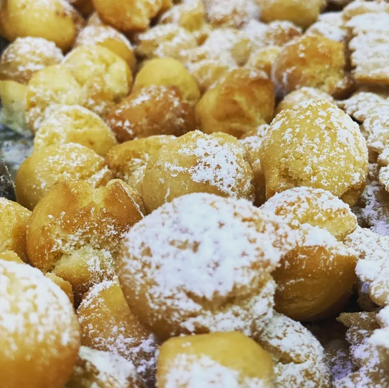 Castagnole fritte spolverate di zucchero a velo