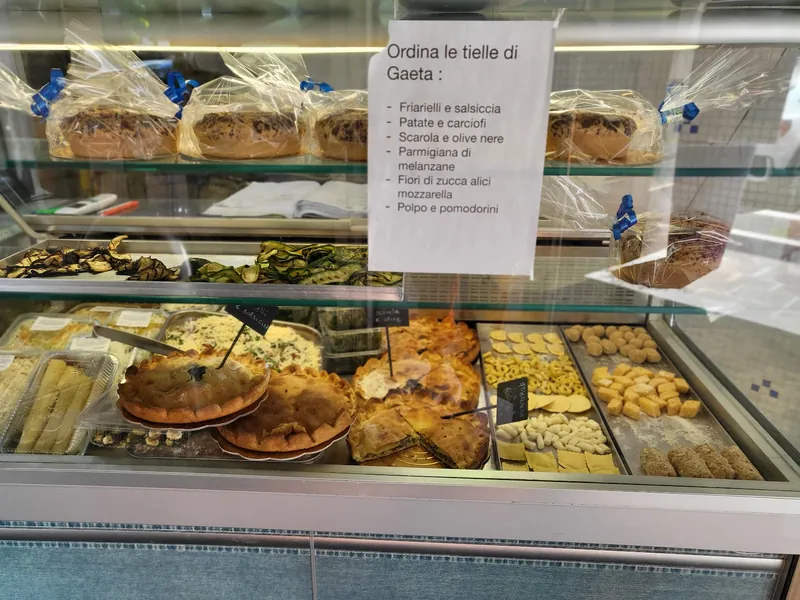 La vetrina con tielle di Gaeta, verdure grigliate, pasta fresca e crocchette